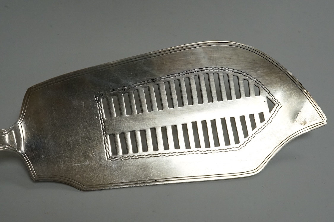 An Edwardian silver fiddle, thread and shell pattern fish slice, Charles Boyton III, London 1901, 29.3cm.
